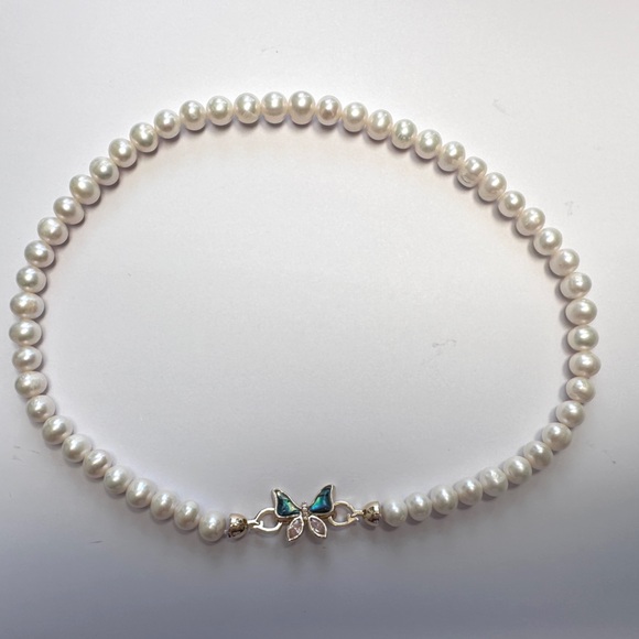 Elegant freshwater Pearl necklace with Butterfly Clasp - Picture 2 of 7